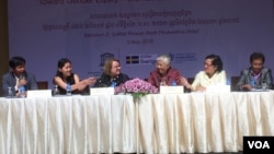 ក្រុម​វាគ្មិន​ពិភាក្សា​អំពី​បញ្ហា​ប្រឈម​របស់ស្ត្រី​នៅ​ក្នុង​វិស័យ​សារព័ត៌មាន​ ដែល​ធ្វើ​ឡើង​ក្នុង​ថ្ងៃ​ប្រារព្ធ​ទិវា​សេរីភាព​សារព័ត៌មាន​ពិភពលោក​ នៅ​ថ្ងៃ​ទី៣ ខែ​ឧសភា​ ឆ្នាំ​២០១៨​ នៅក្នុង​ទីក្រុង​ភ្នំពេញ​។ (ហ៊ុល រស្មី​/VOA)