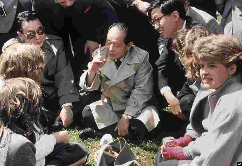 1986年6月10日，中国共产党领导人胡耀邦在英国莎士比亚的出生地同英国女学生坐在草地上交谈，他询问女生对中国的了解。胡耀邦访问英国，从伦敦驱车200多公里去拜访文学巨匠莎士比亚的故居，而没有到伦敦海格特公墓拜谒马克思，这引起中共左派不满。此前，1985年赵紫阳访问英国，也没拜谒马克思墓，但华国锋和江泽民去过。