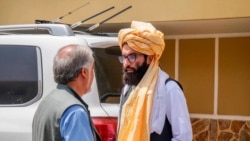 Na fotografiji koju su objavili Talibani, Anas Hakani, lider Hakani grupe razgovara sa avganistanskim zvaničnikom Abdulom Abdulom u Kabulu 18. avgusta 2021.