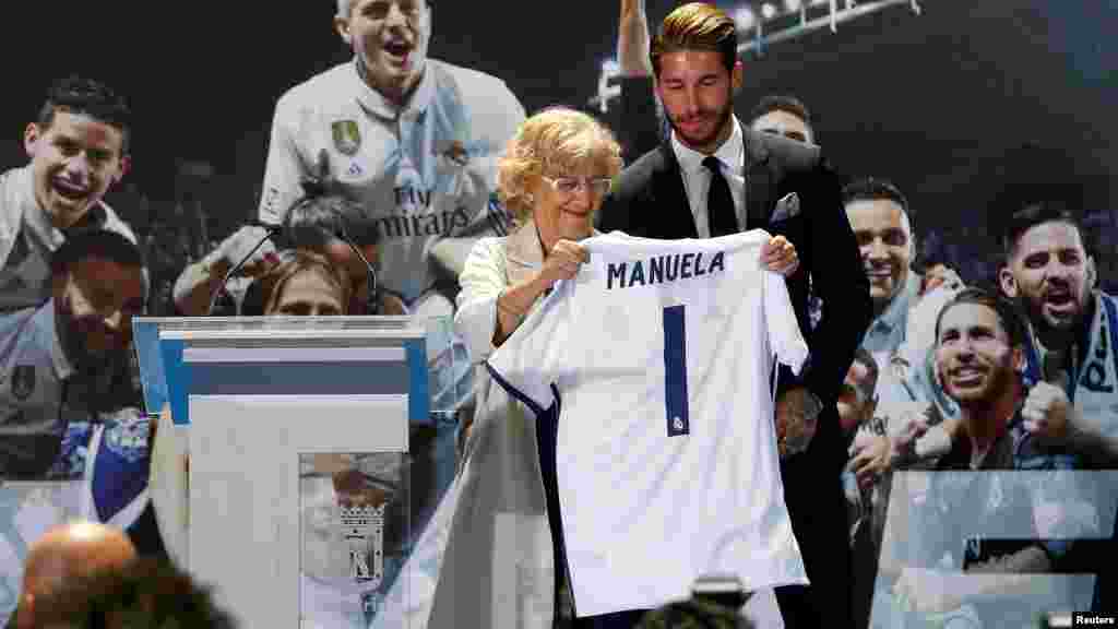 Sergio Ramos présente au maire de Madrid, Manuela Carmena, un maillot du Real Madrid avec son nom lors d'une cérémonie à la mairie de Madrid, en Espagne, le 22 mai 2017.