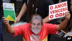 Un manifestant portant un masque représentant l'ancien président brésilien Luiz Inacio Lula da Silva, à Brasilia, au Brésil, le 4 avril 2018.