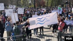 Protest za zaštitu životne sredine "Ekokoški ustanak", ispred zgrade Doma Narodne skupštine Srbije, u Beogradu, 10. aprila 2021. (Foto: VOA/Jovana Đurović)