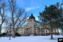 Kapitol Južne Dakote u gradu Pijer, fotografisan 10. januara 2024. (Foto: AP/Jack Dura,)