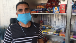 Luis García, vende cigarros y confituras en Maracaibo, Venezuela [Foto: Gustavo Ocando Alex, VOA].