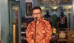 Ketua Komunitas Kampung Batik Kauman Solo, Gunawan Setiawan saat menggelar event di Kampung Batik setempat, Sabtu (2/10). (Foto: Courtesy/Humas Pemkot Surakarta)