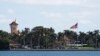 La bandera de EEUU se observa izada a toda asta en el complejo del presiente electo Donal Trump en Mar-a-Lago, Florida el 13 de enero de 2025.