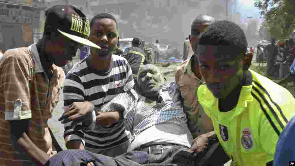 Les secouristes transportent un blessé lors de l'attentat en Somalie, le 13 mars 2017.
