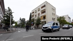 ARHIVA - Policija ispred Višeg suda u Podgorici za vrijeme izricanja presude o državnom udaru, 9. maja 2019. 