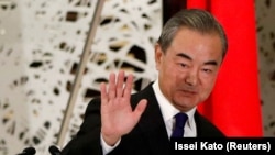 2020年11月24日，時任中國外交部長王毅在日本東京舉行的新聞發布會上揮手致意。