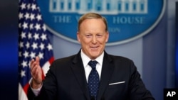 Šon Spajser na konferenciji za novinare u Beloj kući 2017. godine