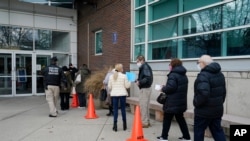 Personas hacen fila para recibir la vacuna anti COVID-19 en el Colegio Comunitario Nassau County, en Garden City, Nueva York, el 5 de enero de 2021.