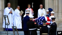 ម្ឈូស​ដាកសាកសព​របស់ John McCain ត្រូវ​បាន​គេ​សែង​​ទៅកាន់​ទី​បញ្ចុះ​សព​នៅ​រដ្ឋ​ធានី​វ៉ាស៊ីនតោន កាលពី​ថ្ងៃសៅរ៍​ទី​០១​ កញ្ញា ឆ្នាំ ២០១៨។