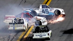 Ty Majeski (45), Austin Wayne Self (22), Brennan Poole, delantero izquierdo y Todd Gilliland, delantero derecho, chocaron temprano en la carrera de autos NASCAR Truck Series en el Daytona International Speedway, el viernes 14 de febrero de 2020 en Daytona Playa, Florida