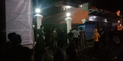 Petugas memasang baligo berisi Pergub Jabar tentang Ahmadiyah di masjid Al Aqsa, Singaparna, Kabupaten Tasikmalaya, Kamis malam, 9 April 2020. (Courtesy: Ahmad Rizal)