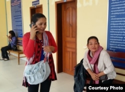 ម្តាយរបស់សកម្មជនពីរនាក់របស់អតីតអង្គការចលនាមាតាធម្មជាតិ រង់ចាំនៅខាងក្នុងតុលាការខេត្តកោះកុង នៅពេលដែលតុលាការបានកាត់ទោសឲ្យសកម្មជនទាំងពីរជាប់ពន្ធនាគាររយៈពេលមួយឆ្នាំ។ (រូបផ្តល់ឲ្យ)