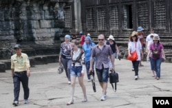 រូបឯកសារ៖ មគ្គុទេស​ទេស​ចរណ៍​ម្នាក់​ដឹក​នាំភ្ញៀវ​ទេសចរ​នៅ​ប្រាសាទ​បាយ័ននៃ​ខេត្ត​សៀមរាប ​នៅ​ថ្ងៃសៅរ៍ ទី១៦ ខែ​កក្កដា ឆ្នាំ​២០១៦។ (ឡេង ឡែន/VOA