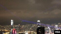 參與”9-13太平山香港之路”人鏈及”獅子山之路”人鏈的市民，在維港兩岸以鐳射光互相呼應。(美國之音 湯惠芸)