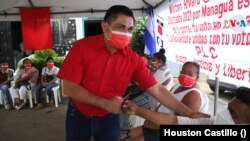 Walter Espinoza, candidato presidencial del PLC de Nicaragua saluda a sus simpatizantes al llegar a un centro de campaña el jueves 7 de octubre de 2021. Foto Houston Castillo, VOA.