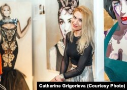 Оксана Танасів на фоні своїх робіт