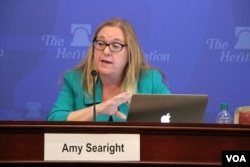 អ្នក​ស្រី Amy Searight ទីប្រឹក្សា​ជាន់​ខ្ពស់ និង​ជា​នាយកកម្មវិធីប្រចាំ​តំបន់​អាស៊ីអាគ្នេយ៍ នៃ​មជ្ឈមណ្ឌល​យុទ្ធសាស្ត្រ និង​ការសិក្សា​អន្តរជាតិ។ ​នៅ​ក្នុង​កិច្ច​ពិភាក្សា​ស្ដីពី «សារៈសំខាន់​នៃ​ទន្លេ​មេគង្គ និង​ជម្រើស​គោល​នយោបាយ​សហរដ្ឋ​អាមេរិក» នៅ​ទីស្នាក់ការ​របស់​មូលនិធិ​បេតិកភណ្ឌ​ក្នុង​រដ្ឋធានី​ Washington កាល​ពី​ថ្ងៃពុធ ទី១០ ខែ​មេសា ឆ្នាំ​ ២០១៧ ។ (សឿន វឌ្ឍនា/VOA)