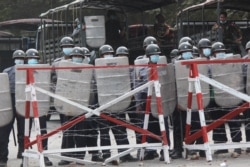 မန္တလေး ဆန္ဒပြပွဲအတွင်း ပိတ်ဆို့တားဆီးနေတဲ့ လုံခြုံရေးတပ်ဖွဲ့ဝင်များ။ (ဖေဖော်ဝါရီ ၂၀၊ ၂၀၂၁။ ဓာတ်ပုံ - ဗွီအိုအေမြန်မာပိုင်း)