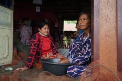 Puth Rina, 35, one of Puth Thavy’s sisters, who manages to turn the family into half aquaculturist half fishermen. She started fish farming in 2015, in Battambang province, on September 26, 2021. (Khan Sokummono/VOA Khmer)