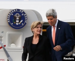 美国国务卿克里8月11日抵达澳大利亚悉尼，澳大利亚外长毕晓普迎机