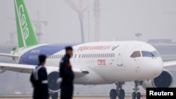 中國國產飛機C919在處女航後降落上海浦東國際機場。（2017年5月5日