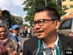 លោក អ៊ូ វីរៈ ប្រធាន​វេទិកា​អនាគត នៅ​ព្រឹក​ថ្ងៃព្រហស្បតិ៍ ទី១២ ខែឧសភា ឆ្នាំ​ ២០១៦ ផ្តល់​បទសម្ភាសន៍​ដល់​អ្នកសារព័ត៌​មាន​អំពី​បណ្តឹង​បរិហាកេរ្តិ៍​របស់​បក្ស​ប្រជាជន​កម្ពុជា​ប្រឆាំង​រូប​លោក។ (ហ៊ុល រស្មី/VOA)