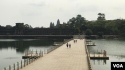 រូបឯកសារ៖ ភ្ញៀវទេសចរមួយចំនួន ដើរលើ​ស្ពាន​ពោងផ្លាស្ទិក​ ជំនួសឲ្យស្ពានហាល​ ចូលទៅក្នុង​ប្រាសាទ​អង្គរ​វត្ត​ ខេត្តសៀមរាប នៅថ្ងៃទី​១៨​ ខែមីនា​ ឆ្នាំ២០២០។ ​(ហ៊ុល រស្មី/វីអូអេ)