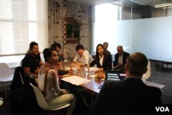 សហគ្រិនកម្ពុជាដែលចូលរួមក្នុងកម្មវិធី International Visitor Leadership Program (IVLP) ទៅទស្សនកិច្ចនៅឯទីស្នាក់ការក្រុមហ៊ុន Tokenនៅក្នុងទីក្រុង San Francisco។ (ស្រេង លក្ខិណា/VOA)