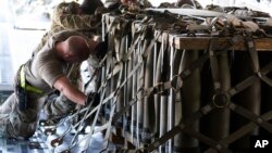 Архівне фото: Військові США завантажують 155-мм снаряди для поставки в Україну