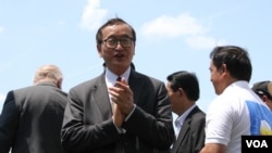 រូបឯកសារ៖ សម រង្ស៊ី ប្រធាន​គណបក្ស​ប្រឆាំង​ដែល​ត្រូវបាន​តុលាការ​កំពូល​រំលាយ ចូលរួម​នៅក្នុង​ការ​ប្រមូល​ផ្តុំ​គ្នាមួយ​ នៅក្បែរ​រដ្ឋសភា​អាមេរិក រដ្ឋធានី​វ៉ាស៊ីនតោន ថ្ងៃទី១៧ ខែកក្កដា ឆ្នាំ២០១៩។ (ទែន សុខស្រីនិត/VOA)