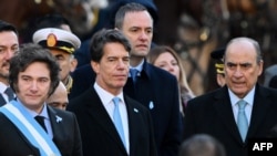 El presidente Javier Milei, acompañado por su ex Jefe de Gabinete, Nicolás Posse (al centro), y el Ministro del Interior de Argentina, Guillermo Francos, en la Catedral Metropolitana de Buenos Aires el 25 de mayo de 2024. Francos asumirá como Jefe de Gabinete de Argentina.
