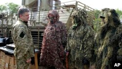 Ukraina prezidenti Petro Poroshenko askarlar bilan uchrashmoqda