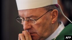 Le nonce apostolique, Mgr Luigi Ventura, ambassadeur du Vatican en France. 