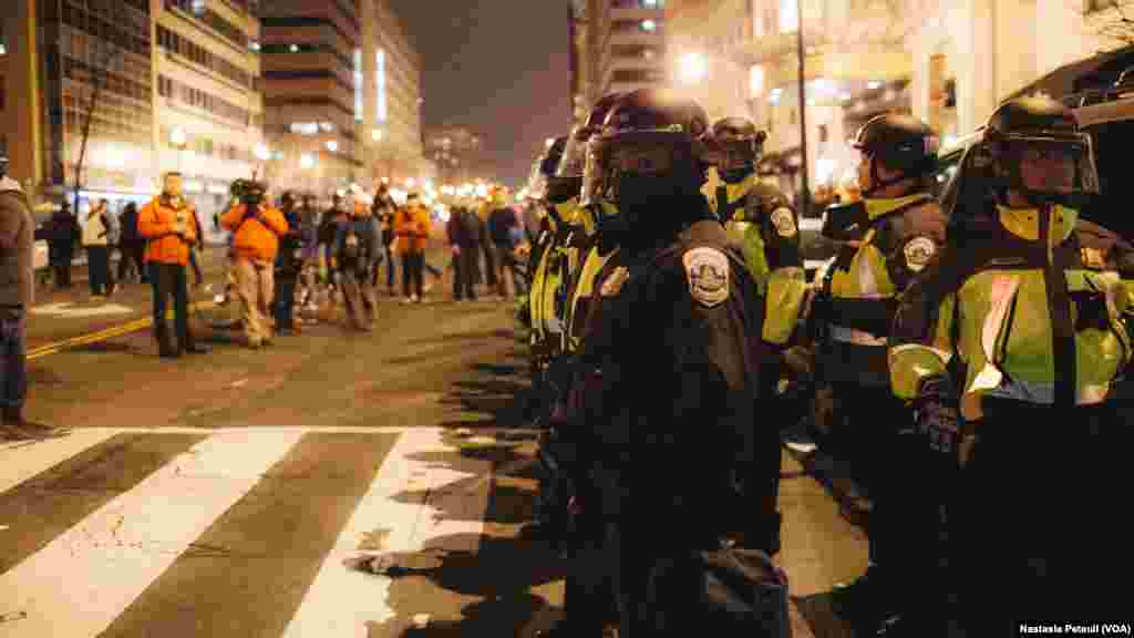 'Yan sandan kwantar da tarzoma da masu zanga-zangar kin jinin Trump a birnin Washington DC.