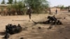 ARCHIVES - Des soldats nigériens sur le lieu où des kamikazes se sont fait exploser à l'intérieur d'une caserne militaire, à Agadez, dans le nord du Niger, le 23 mai 2013.