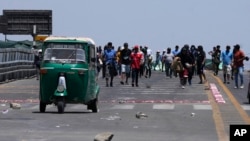 Manifestantes marchan por la Autopista Panamericana durante un bloqueo en protesta contra el gobierno de la presidenta Dina Boluarte, el viernes 6 de enero de 2023, en Ica, Perú. 