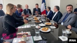 عباس عراقچی وزیر خارجه جمهوری اسلامی (دوم از راست) با نمایندگان وزارت خارجه از سه کشور اروپایی بریتانیا، آلمان و فرانسه در نیویورک دیدار کرد. 