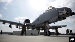 Arhiva - Vojno osoblje stoji pored borbenog aviona A-10C Tanderbolt, na aerodromu u Kandaharu, Avganistan, 32. januara 2021.