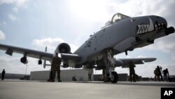 Qandahor aerodromida AQShning "A-10C" qiruvchi samolyoti va askarlari. 23-yanvar, 2018. 