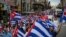 La gente ondea banderas cubanas mientras marchan durante una protesta de apoyo a los cubanos que se manifiestan contra su gobierno, en Union City, Nueva Jersey, el 18 de julio de 2021.