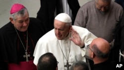 El papa Francisco se toca la oreja durante un encuentro con fieles en el Salón Pablo VI en el Vaticano el miércoles, 22 de enero del 2019. (AP Foto/Gregorio Borgia)