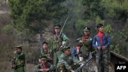 ရှမ်းပြည်မြောက်ပိုင်း၊ မိုင်းတုန်မြို့၊ ကျေးရွာတခု အပြင်ဘက် တွင် တွေ့ရသည့် TNLA တပ်ဖွဲ့ဝင်များ။ ဇန်နဝါရီ ၁၆ ၊၂၀၁၄။