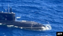 2024年11月28日，菲律賓武裝部隊偵察機在南中國海菲律賓專屬經濟區的空中拍攝到的俄羅斯基洛級UFA490潛艦。