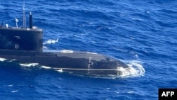 ภาพจากกองทัพฟิลิปปินส์ แสดงให้เห็นเรือดำน้ำชั้นกิโล (Kilo-class) ของรัสเซีย ลอยเหนือผิวน้ำในทะเลจีนใต้ เมื่อวันที่ 28 พ.ย. 2024