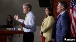 Kryetari i Komisionit të Ligjeve, Ligjvënësi republikan Jim Jordan duke folur gjatë një konference për shtyp në Kapitol