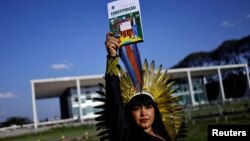 Una indígena brasileña xokleng celebra fallo del Supremo Tribunal Federal que consagró derechos sobre la tierra a los indígenas en Brasilia, Brasil, el 21 de septiembre de 2023.