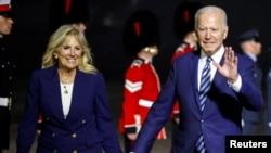 Rais wa Marekani Joe Biden akiandamana na mke wake Jill Biden muda mfupi baada ya kuwasili Uingereza